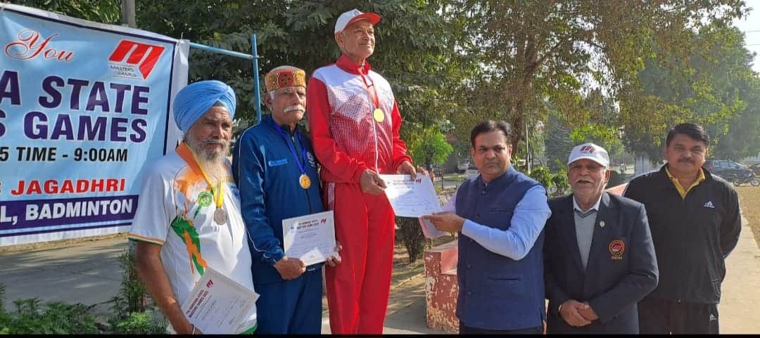 विजेताओं को पदक व प्रमाणपत्र देकर सम्मानित करते एसपी। प्रवक्ता