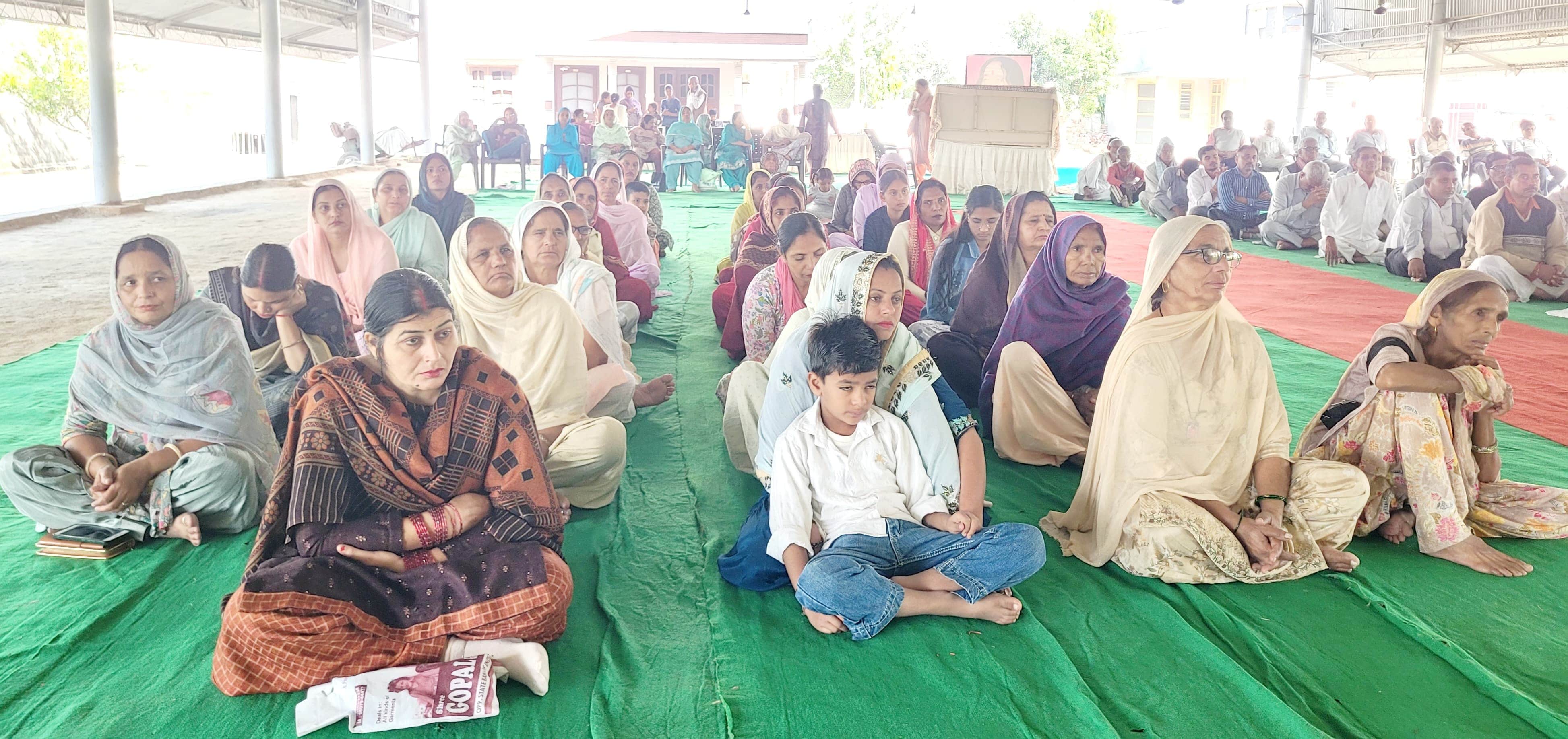 व्यासपुर में साप्ताहिक सत्संग में प्रवचन सुनते श्रद्धालु। संस्थान