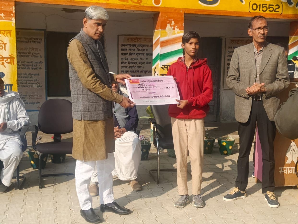 Block committee member gave a grant of Rs 10 lakh to the government school.