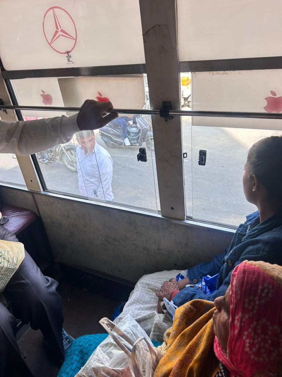 The windows of private cooperative buses are not closing, causing passengers to suffer from the cold.