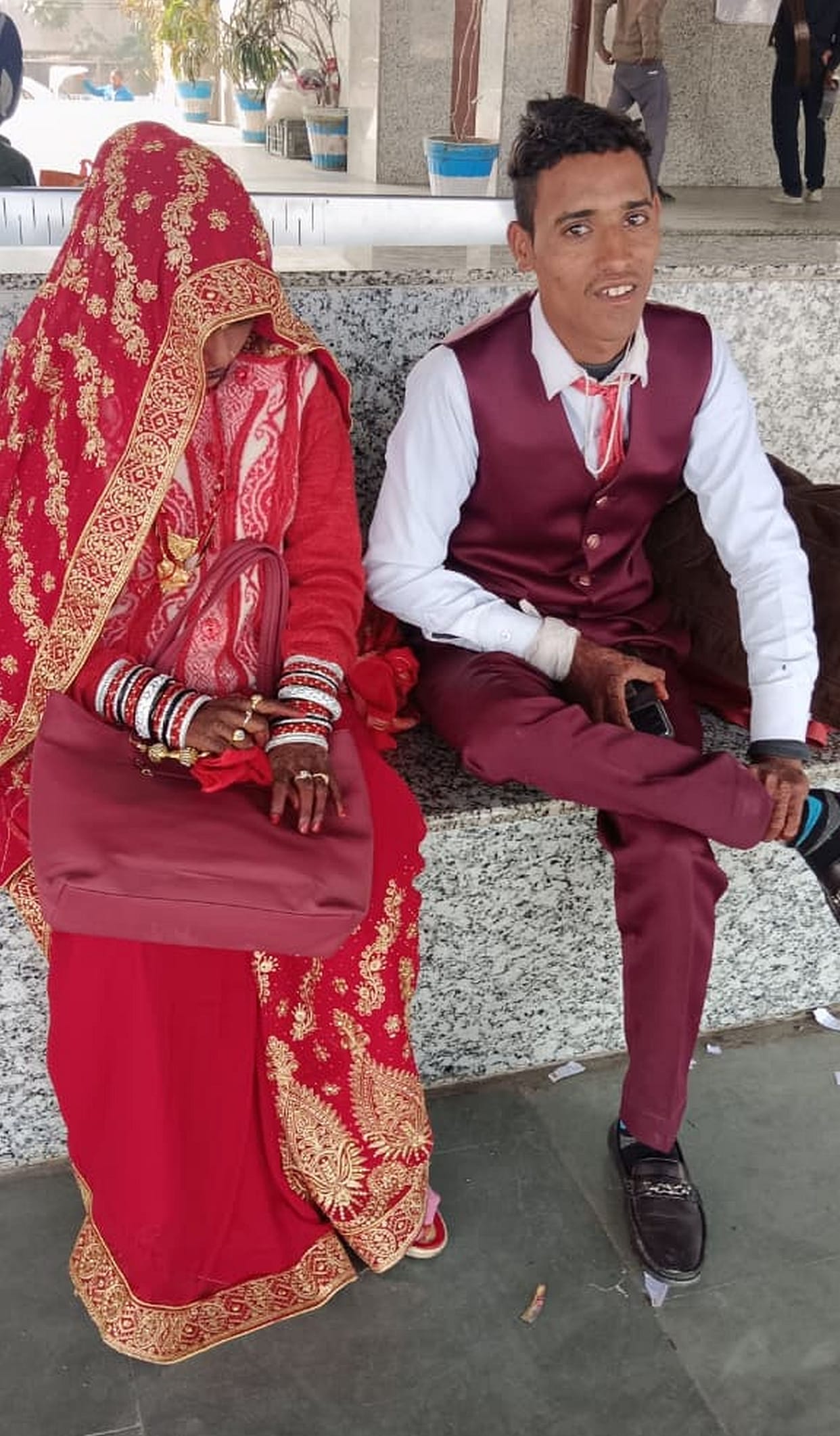 The bride and groom waited, but the Intercity train did not arrive