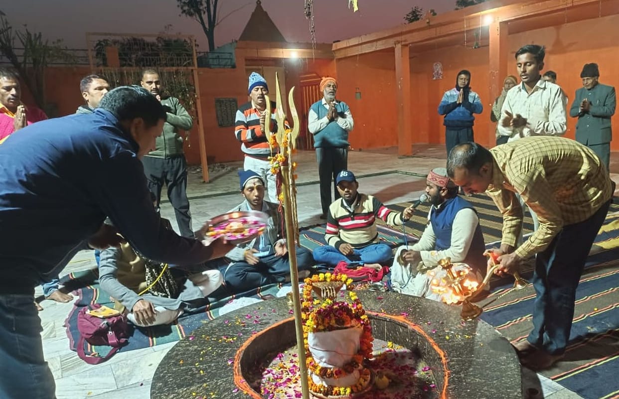 Cheers for Baba Janwarinath were raised during Mangal Aarti.