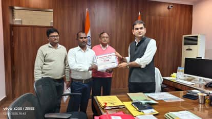 DM honored 18 BLOs for their excellent work.