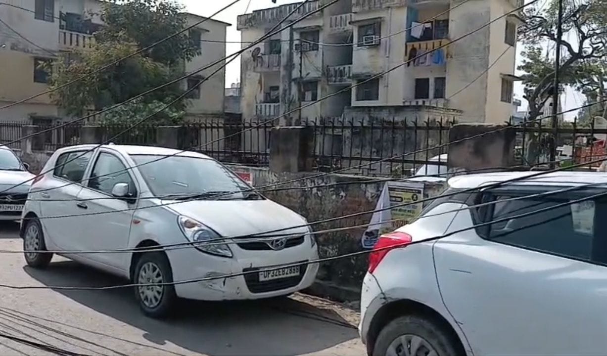 Bolero collided with a pole, electric current passed through the cars of the lawyers