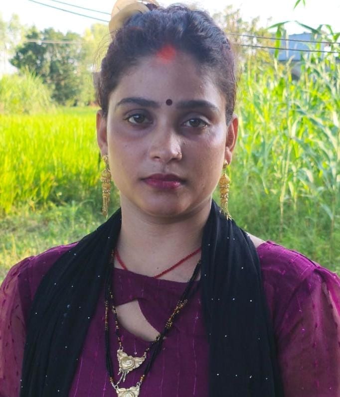 The body of a woman who had come to her in-laws' house with her husband was found at the police station.
