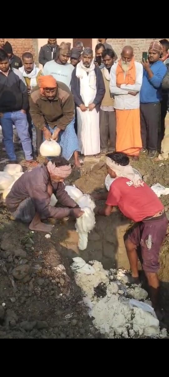 Raids in the market caused a stir, traders fled leaving behind one and a half quintals of khoya.