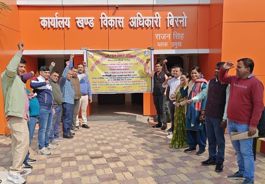 Secretaries protested by wearing black bands