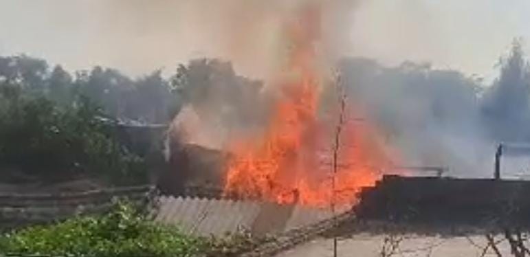 Six huts burnt to ashes in the fire