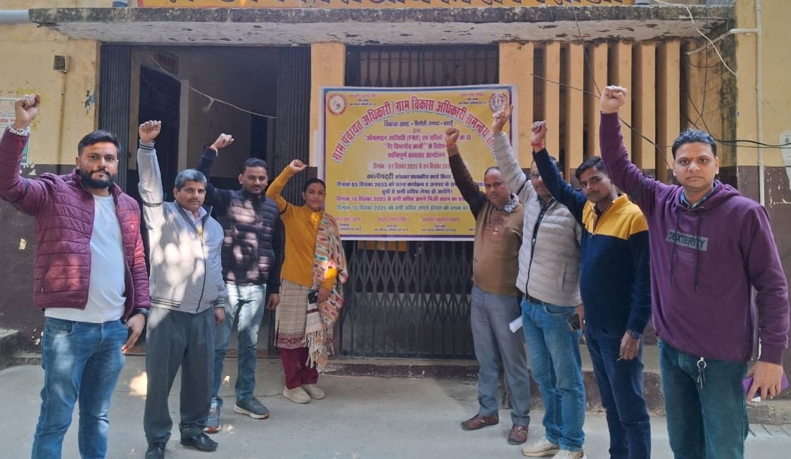 Protest against online attendance by tying black ribbon