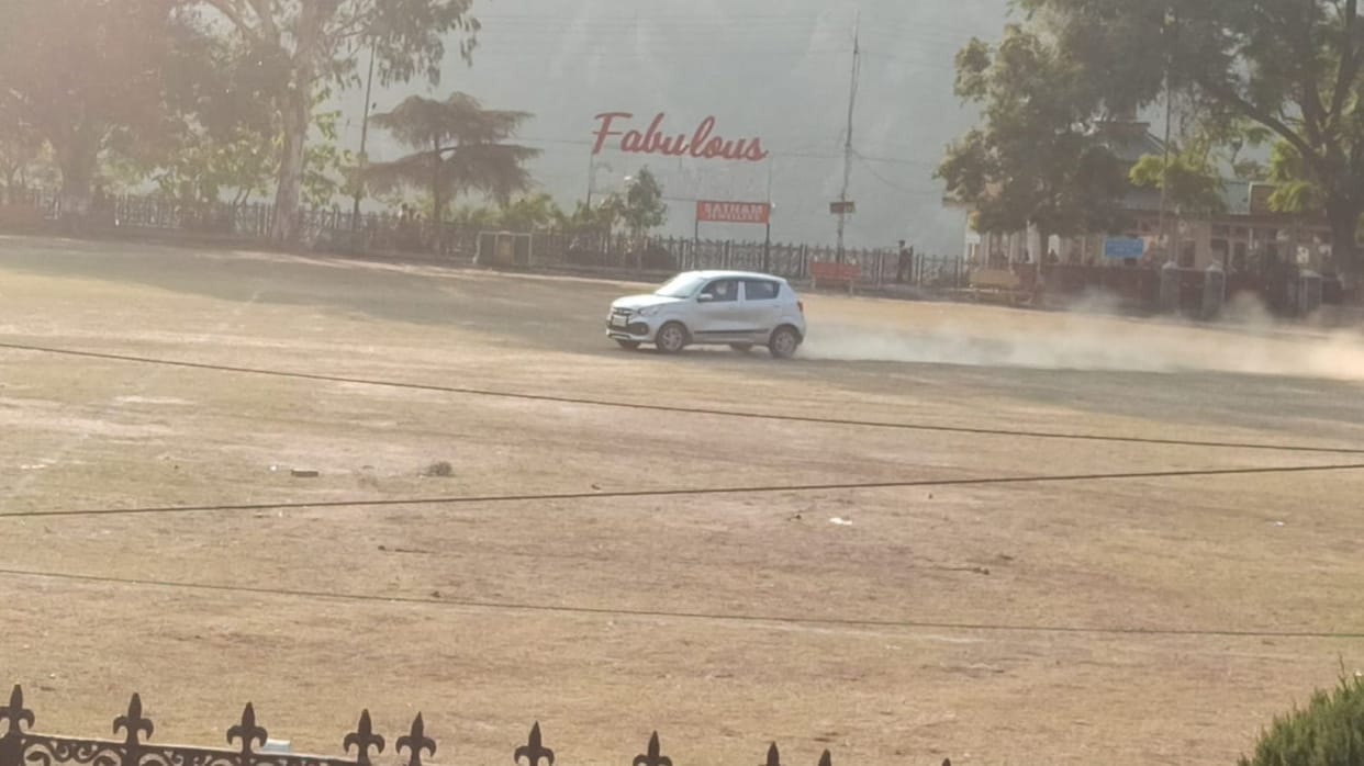 Alas, the system: no entry for the public or children, and cars driving at full speed.