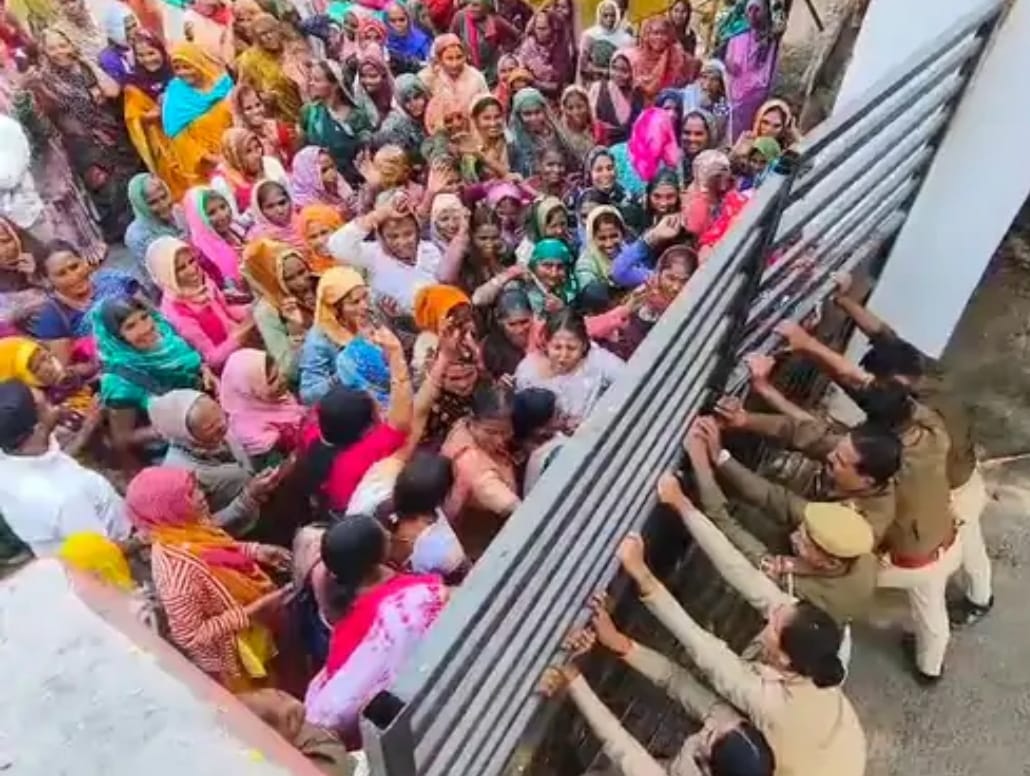 डूंगरपुर कलेक्ट्री में जबरन घुसने का प्रयास करती महिला कांग्रेस की कार्यकर्ता्