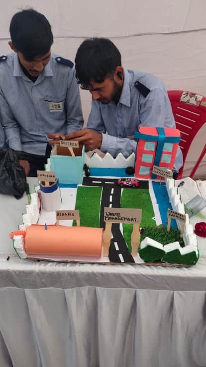 Students have created a special sensor that will trigger an alarm at the municipal office as soon as garbage is collected.