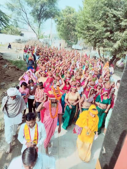 Kalash Yatra was taken out on the inauguration of Shrimad Bhagwat Katha.