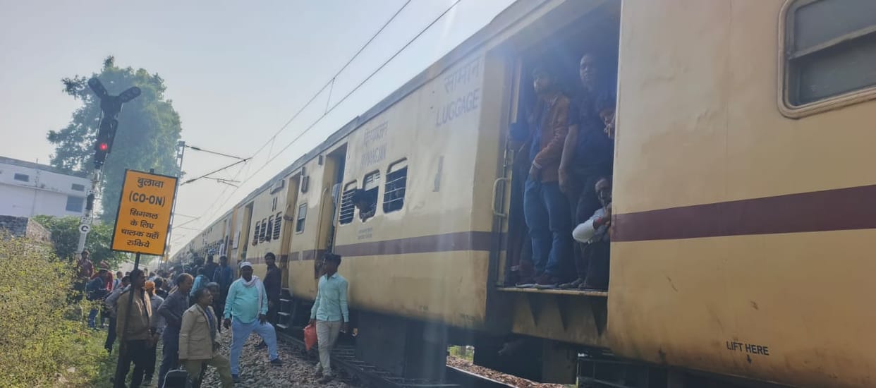 Teenage girl jumps in front of train to commit suicide, her hand gets severed, train halted for 15 minutes