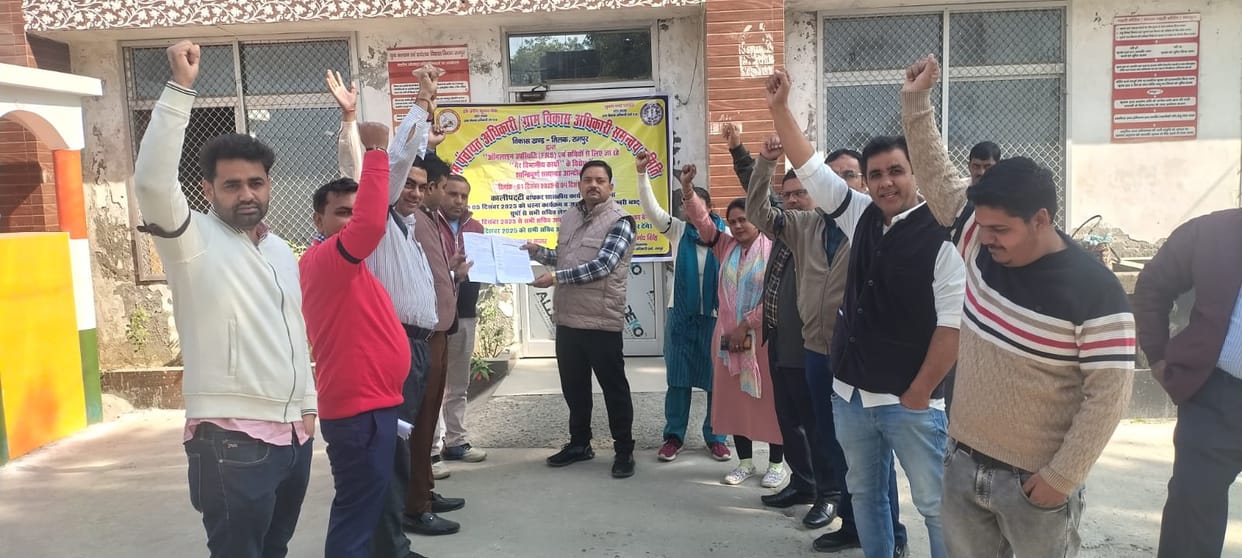 Panchayat secretaries protested against online attendance