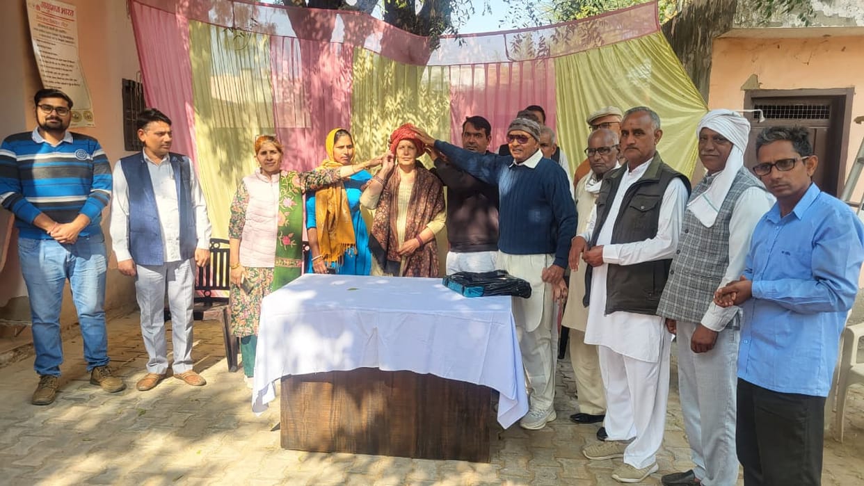 Health worker Mukesh Devi was given a farewell