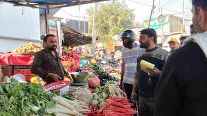 Shopkeepers are getting rid of the problem by paying Rs 200, even after challan the situation remains the same.