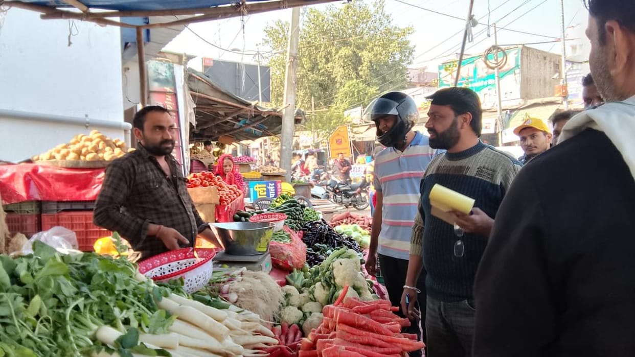 Shopkeepers are getting rid of the problem by paying Rs 200, even after challan the situation remains the same.