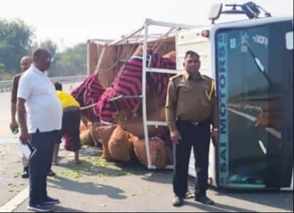 DCM overturns on Agra-Lucknow Expressway