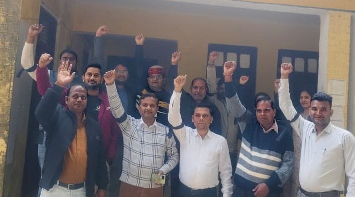Secretaries protest against online attendance