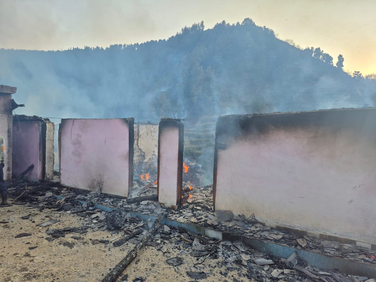 Houses and cow sheds in Parwada Panchayat's flames, cattle also burnt
