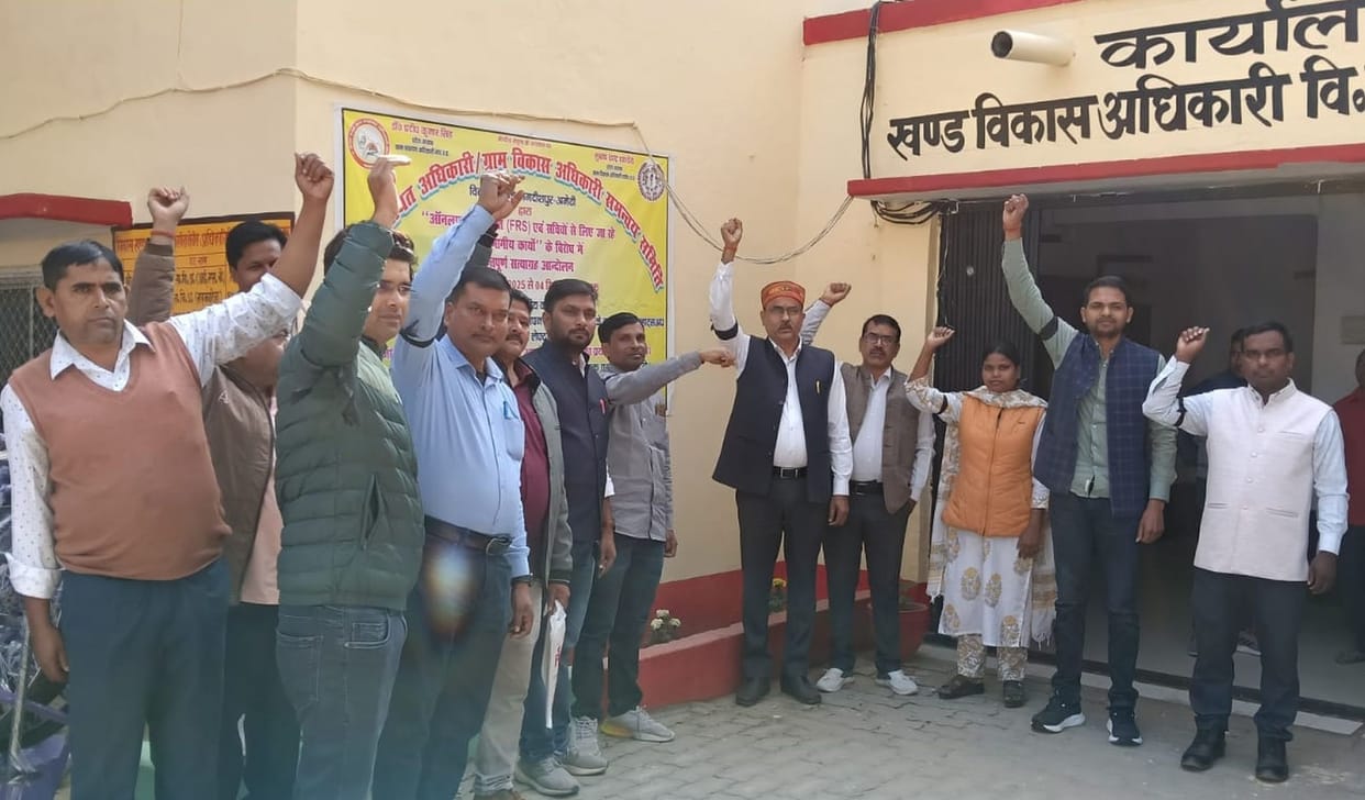 Secretaries protested by wearing black bands