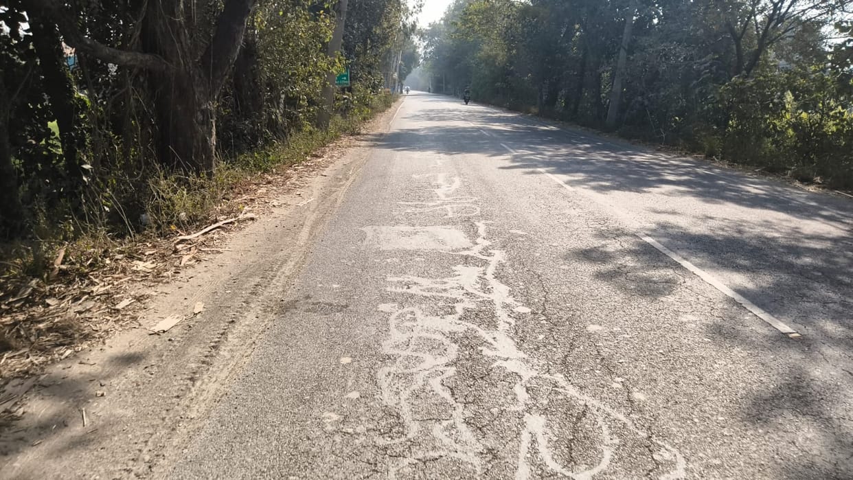White stripes missing from highways, fear of road accidents in fog
