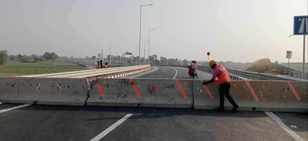 Thieves uprooted the railings along the Ganga Expressway