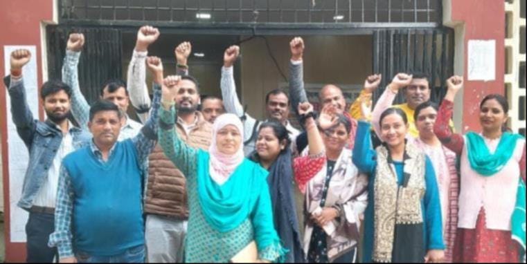 Panchayat secretaries protested by wearing black bands for the second day as well