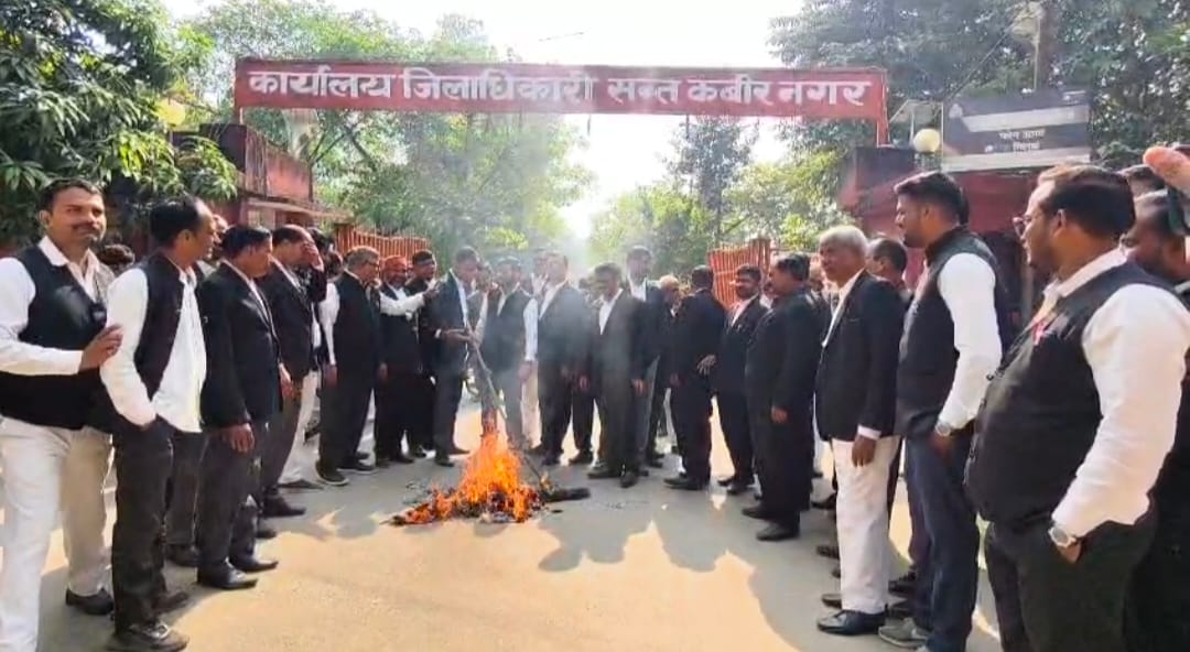 Advocates burnt the effigy of the IAS officer.