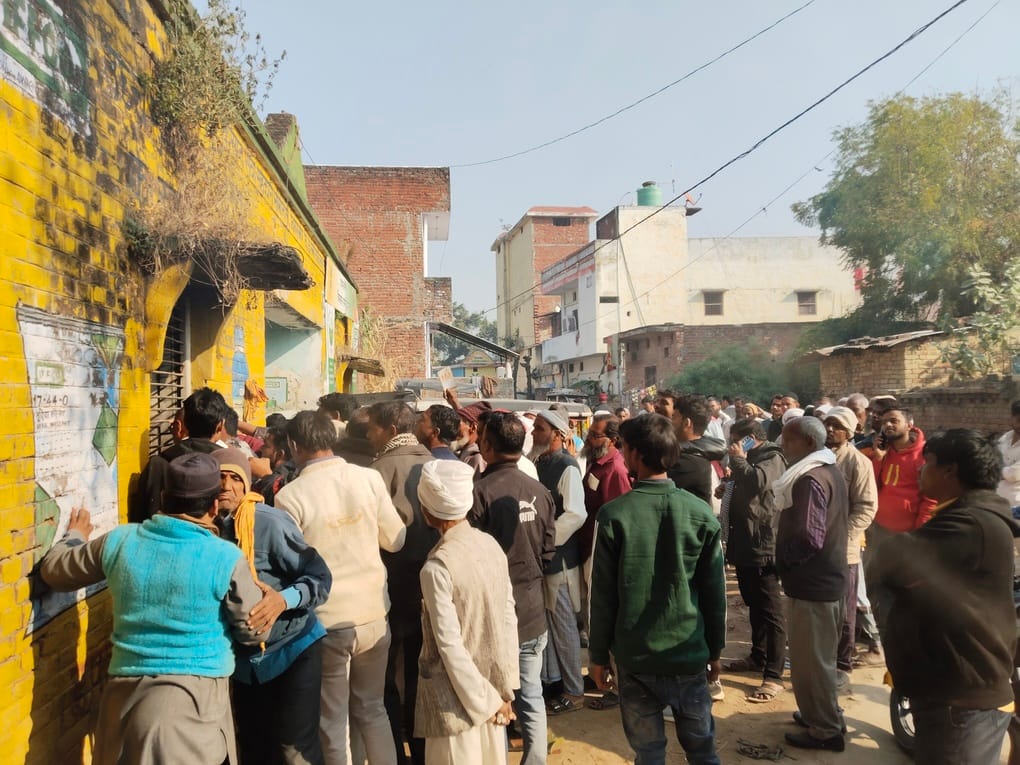 Farmers queue up for fertilizers at Bigaramir committee