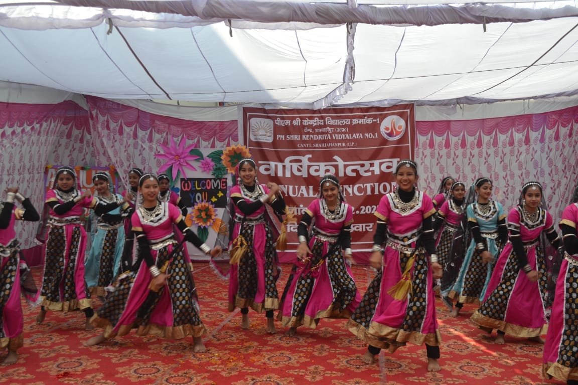 Students brought the culture of different provinces on stage.