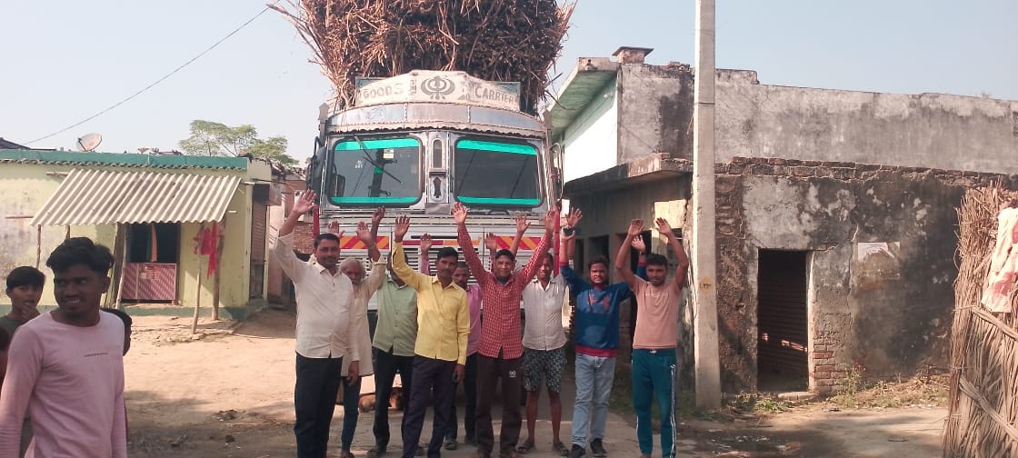 A truck carrying sugarcane collided with an electric pole and damaged the balcony of a house
