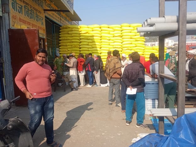 One thousand bags of fertilizer were distributed in the presence of police; 10,000 metric tons of urea are needed in December