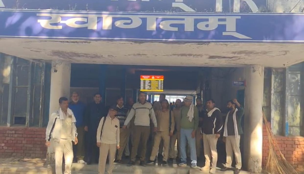 Protested for two hours, warned in support of Punjab employees