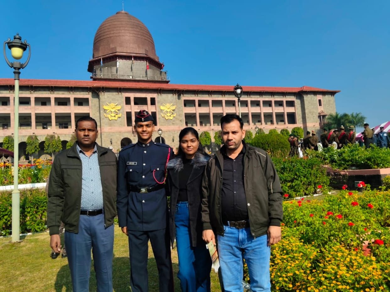 Aman, son of a businessman, becomes a flying officer in the Indian Air Force.