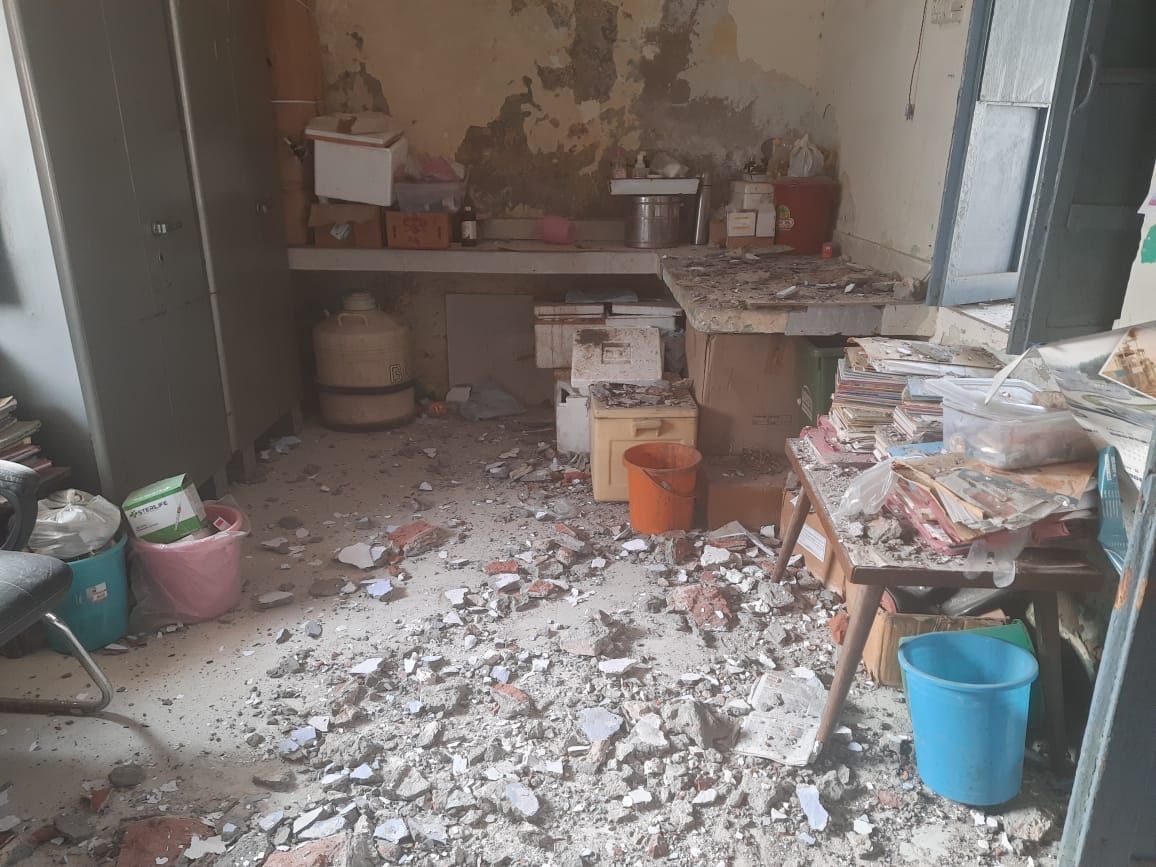 Plaster of veterinary hospital building fell