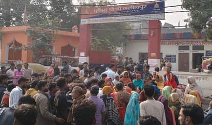 Villagers staged a protest against the murder of a fish trader.