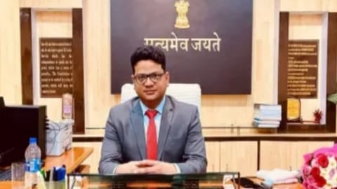 सीधी कलेक्टर स्वरोचिष सोमवंशी।