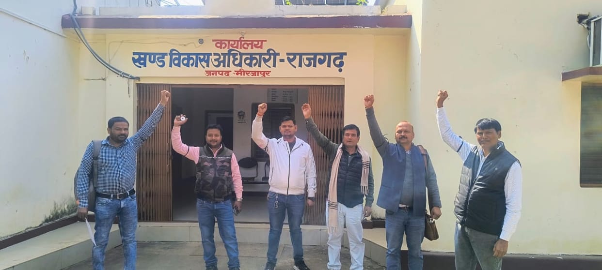 Secretaries protest against online attendance, demonstrate with black armbands