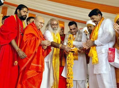 Kalki Mahotsav begins with performance by singer Manoj Tiwari