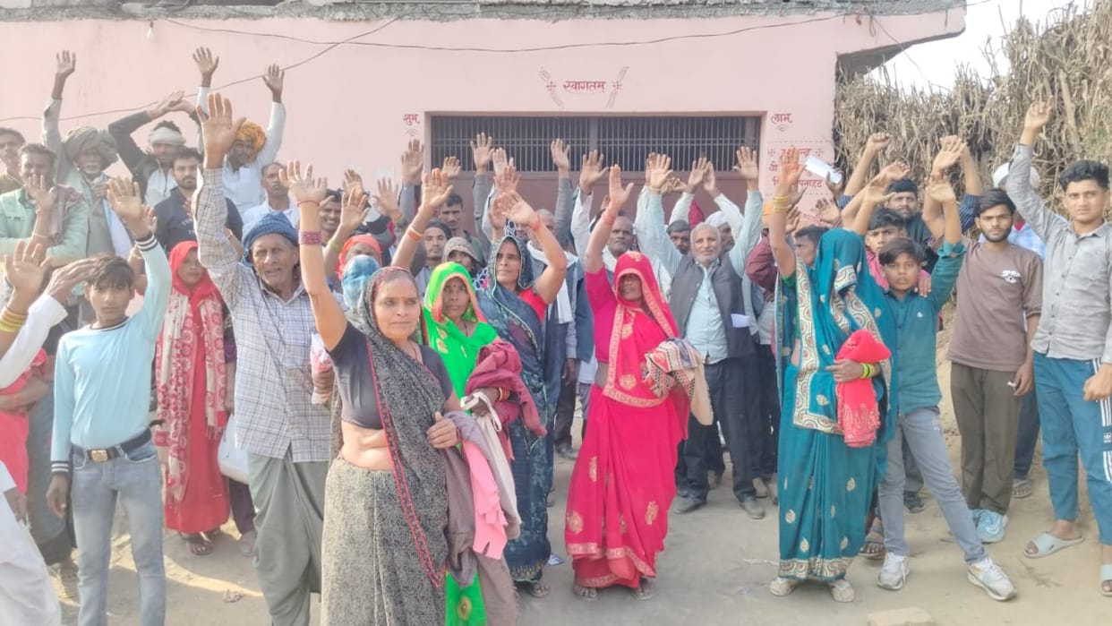 Farmers got angry after not getting fertilizer and blocked the road.