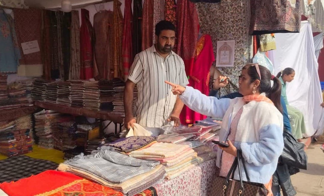 As the cold increases, the popularity of Kashmiri and Himachali shawls increases in the market.