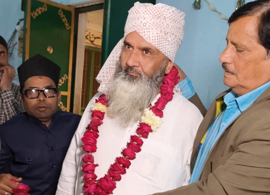 Najeeb Haider receives rousing welcome on receiving the award
