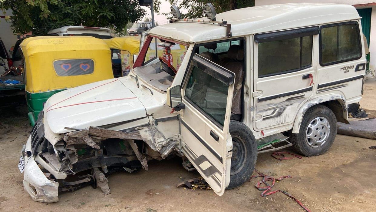 Bolero loaded with cattle collided with a car, smugglers fled