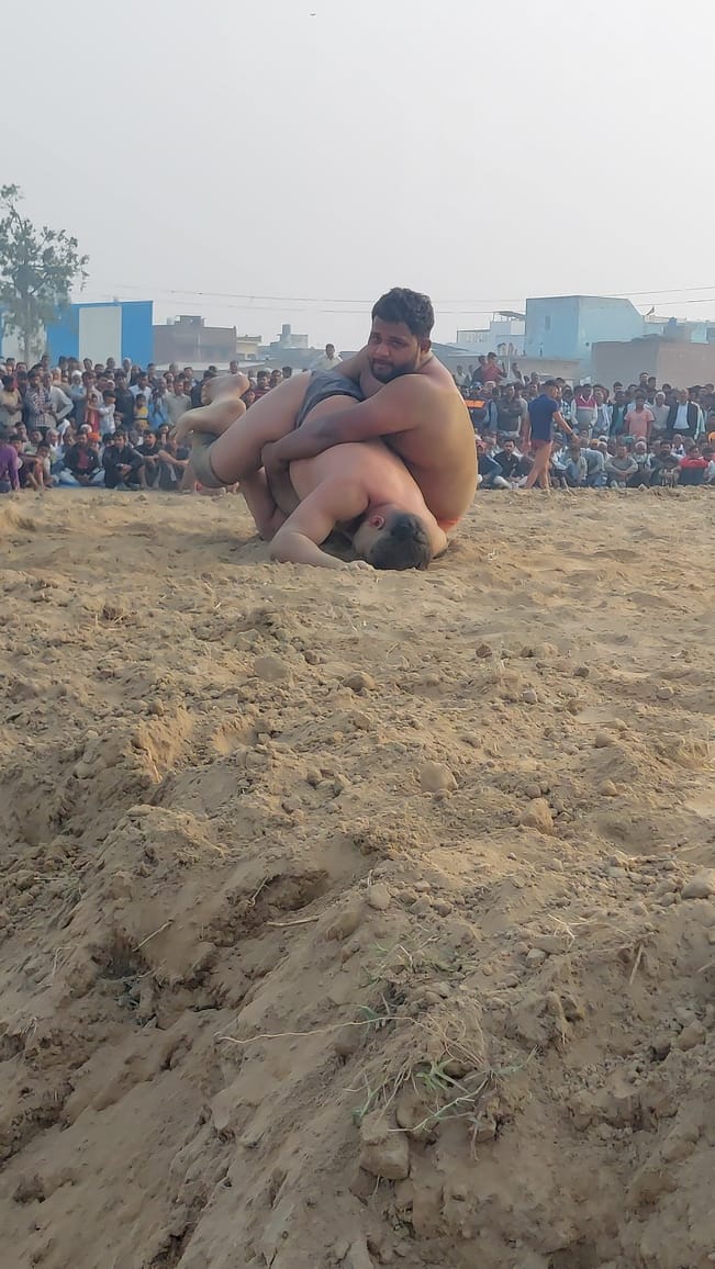 Wrestlers showed their strength in 40 wrestling matches, 20 matches ended in a draw.