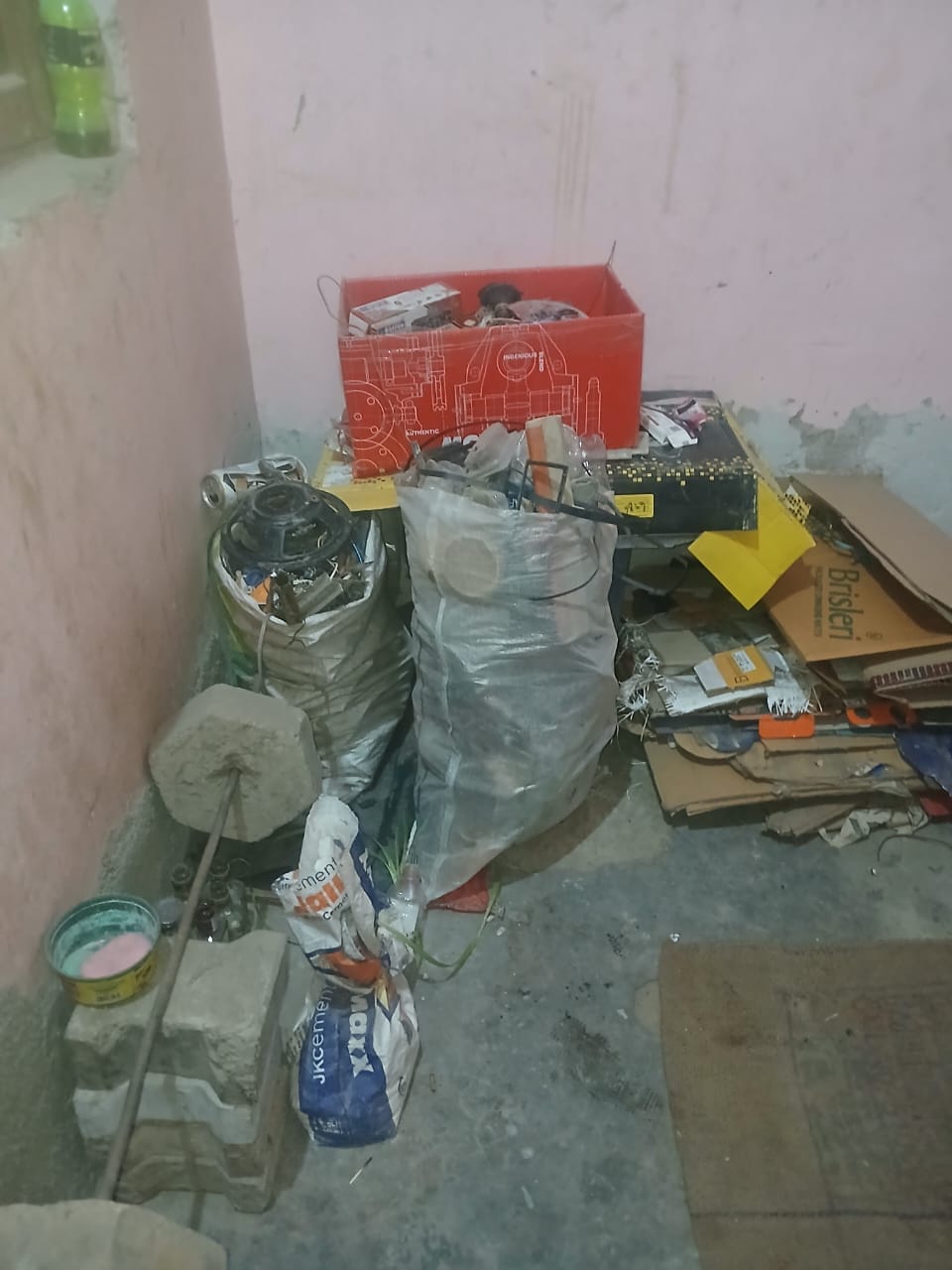 Theft in shop, two thieves seen in CCTV