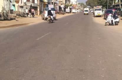 The white strip on the Delhi-Pilani National Highway has disappeared for five kilometers.