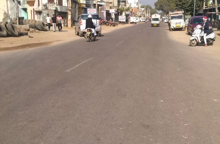 The white strip on the Delhi-Pilani National Highway has disappeared for five kilometers.