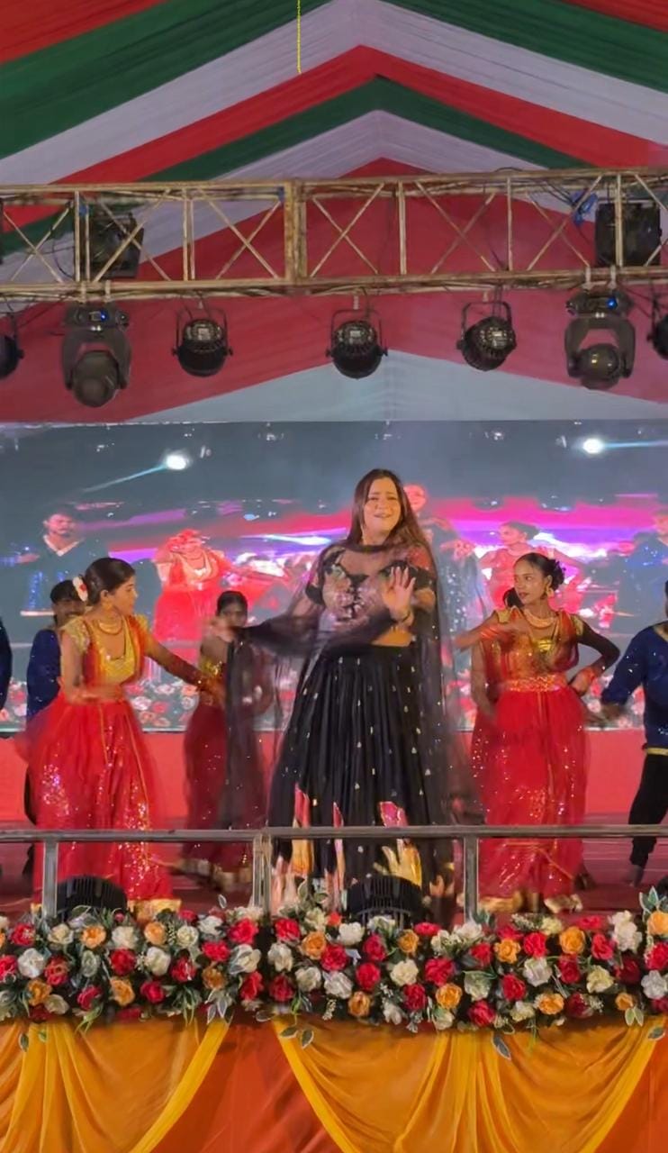 Youth danced to the dance of actress Aastha in Bhojpuri Nights.